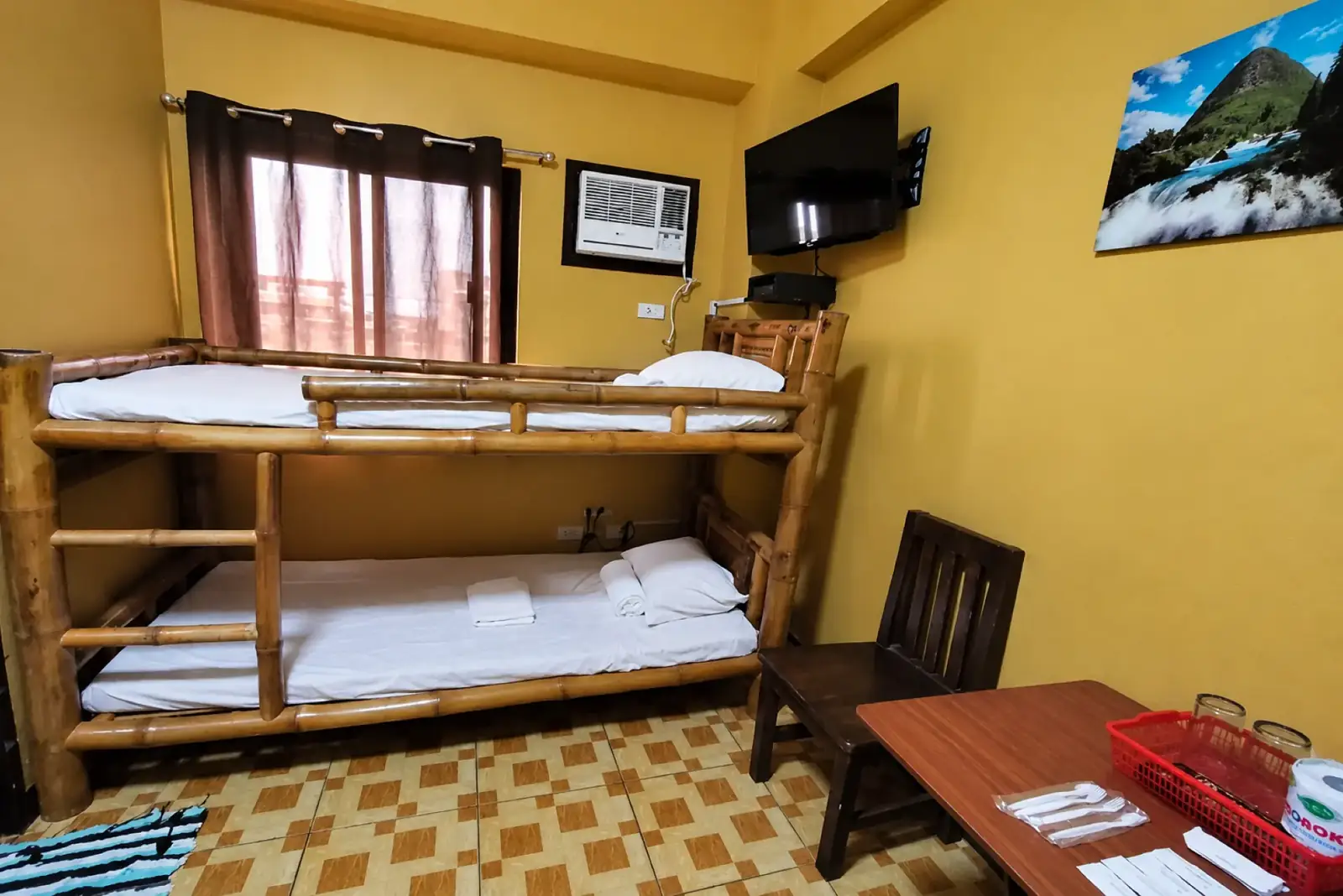 Bunk-bed guest room